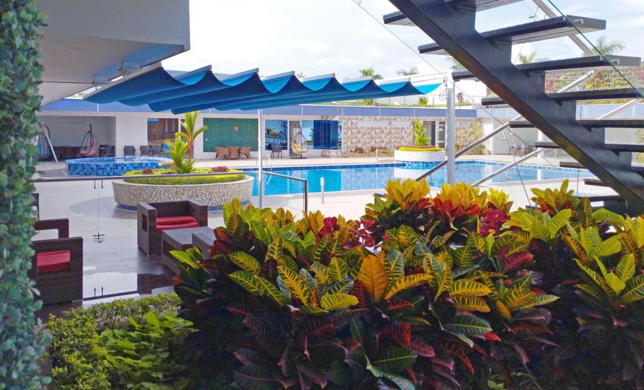 Hotel Royal Elim International Кали Екстериор снимка The pool at the hotel