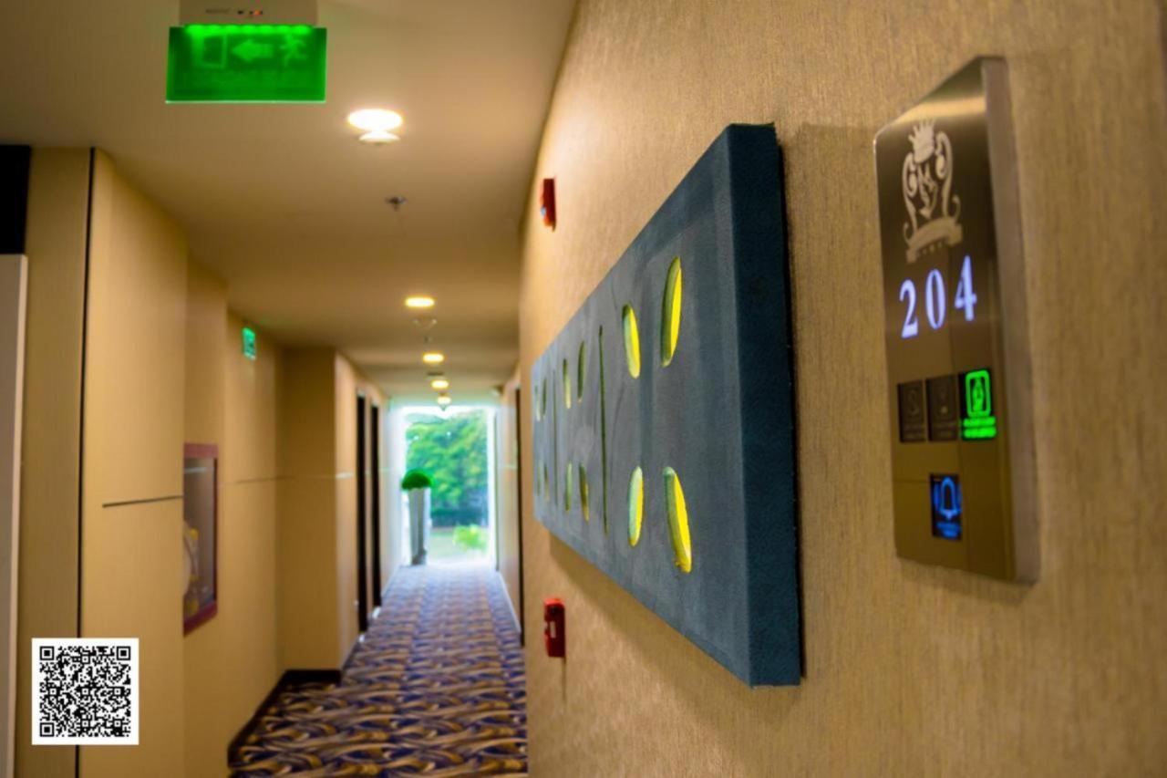 Hotel Royal Elim International Кали Екстериор снимка A QRpedia code in a hotel