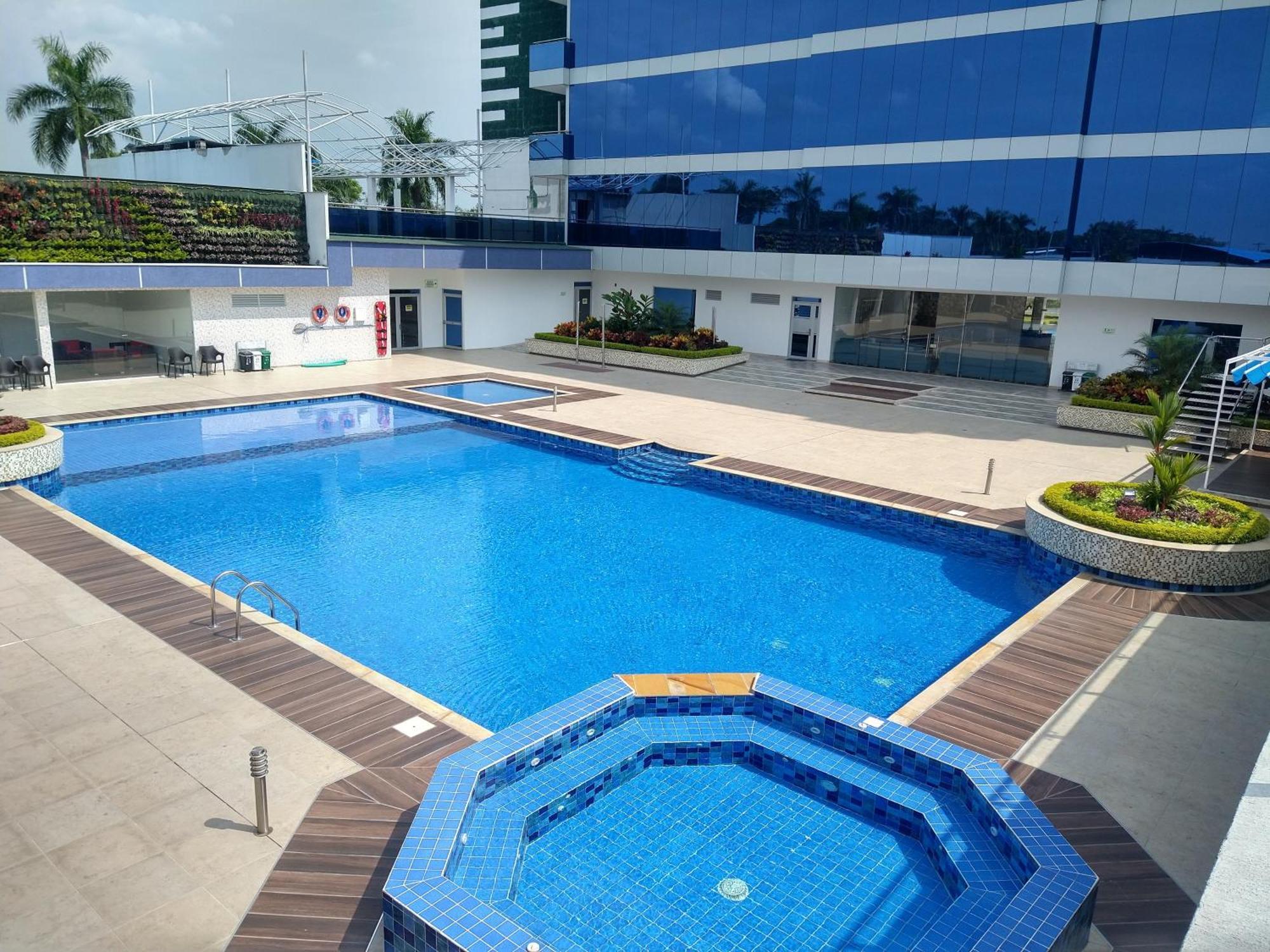 Hotel Royal Elim International Кали Екстериор снимка Swimming pool at the hotel