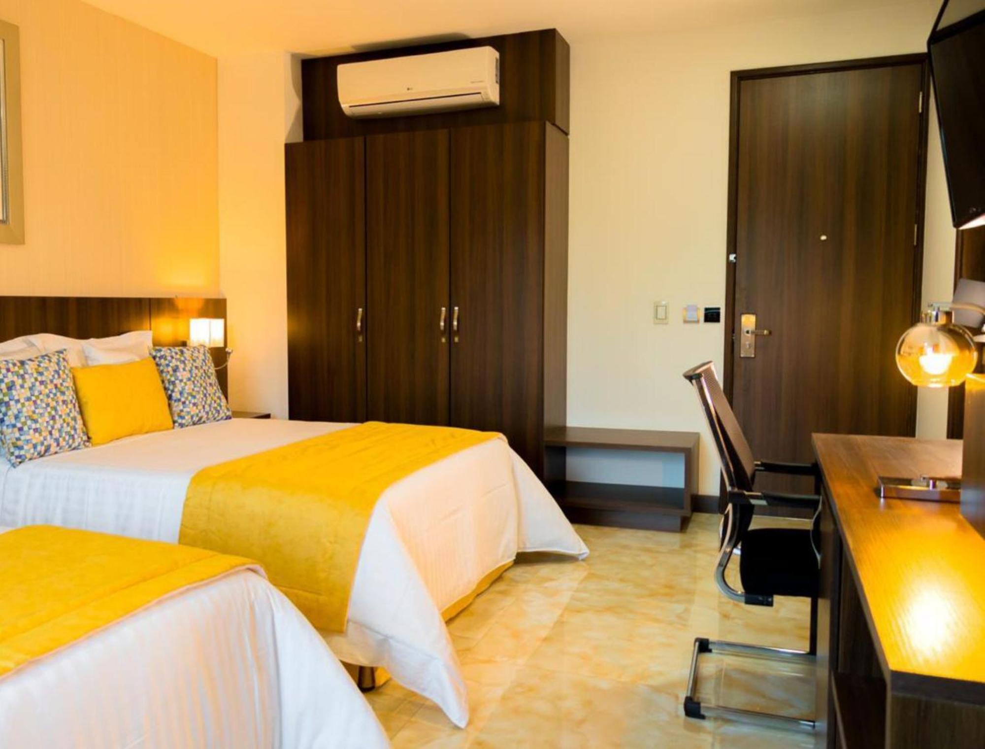 Hotel Royal Elim International Кали Екстериор снимка