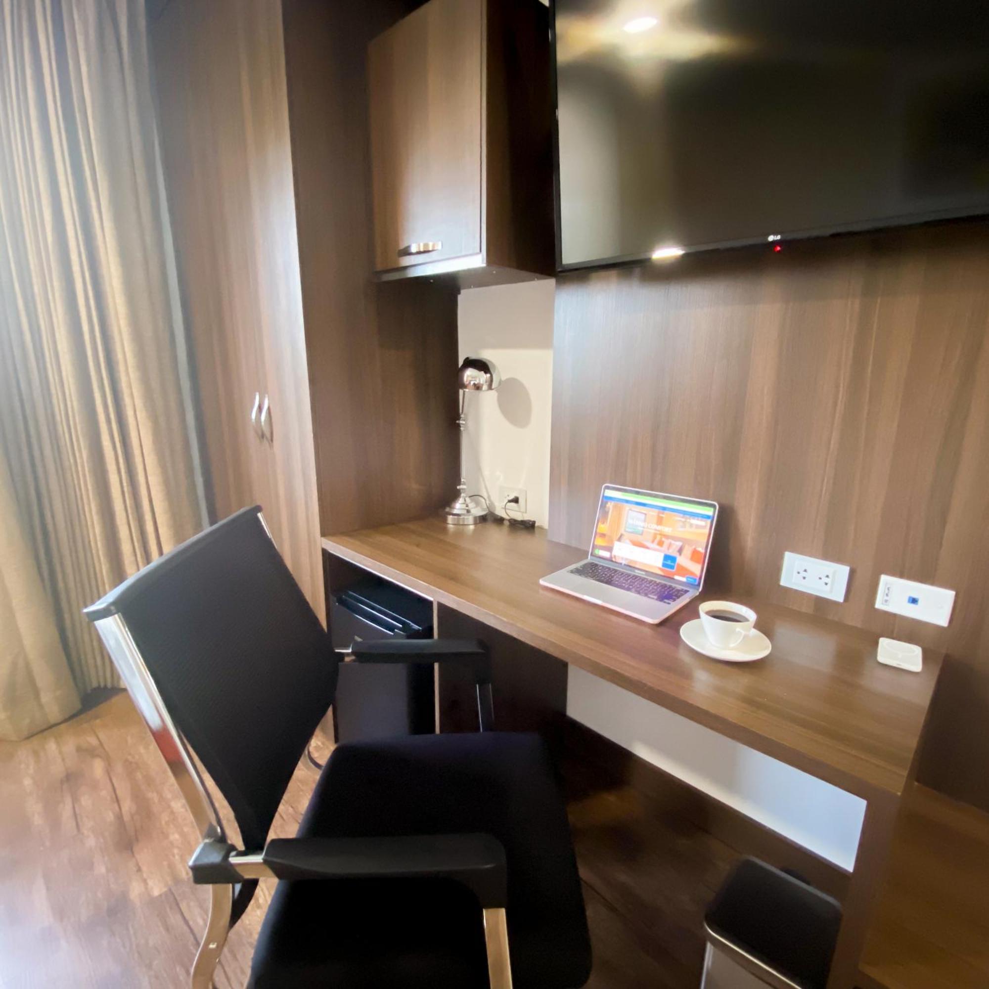 Hotel Royal Elim International Кали Екстериор снимка A work desk in a hotel room